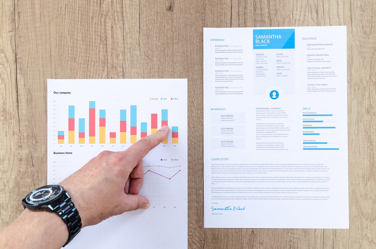 Finger zeigt auf ein Papier einer Datenanalyse